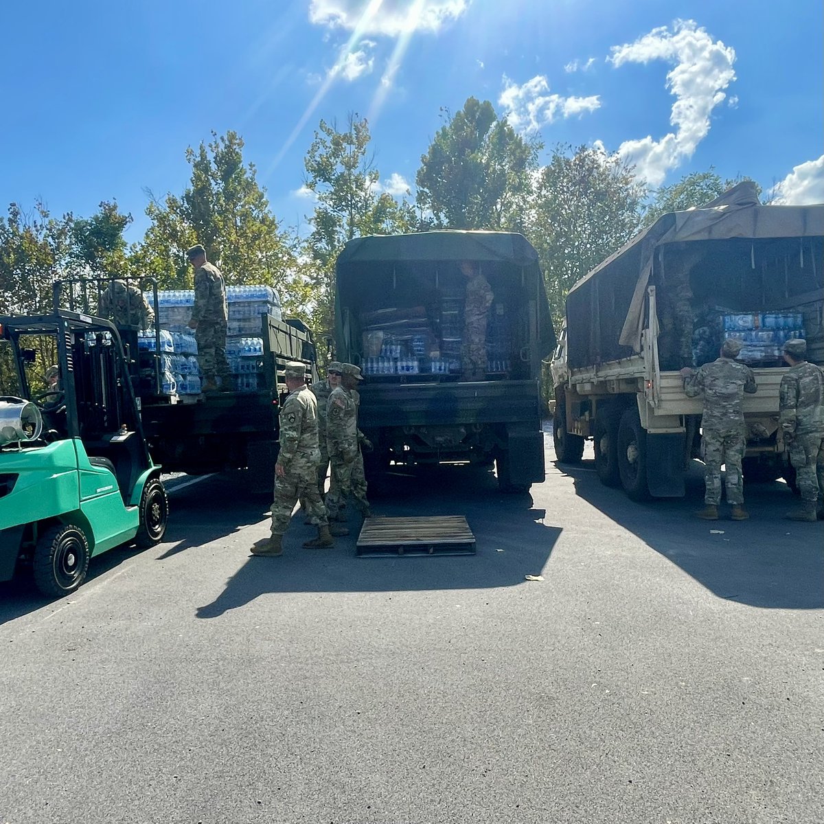 ItsBristolBaby's tweet photo. The Elizabethton (Carter County) Tennessee National Guard helping out at the Northeast Tennessee Disaster Relief Center at Bristol Motor Speedway.

#loveintoaction | #ItsBristolBaby | @TennesseeEMA https://t.co/X0H7bvPPPa
