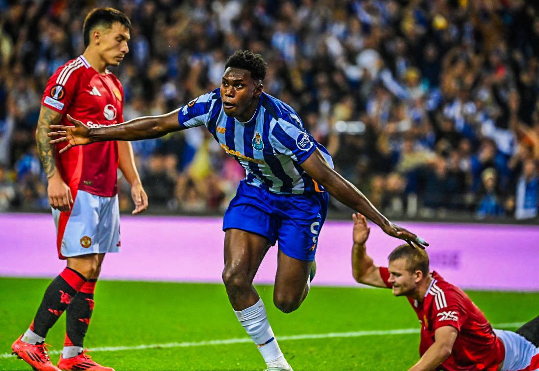 AlbertOrtegaES1's tweet photo. Samu Omorodion le acaba de meter un doblete al Manchester United en la Europa League. 

Suma 7 goles en los últimos 5 partidos con el Oporto. El Atlético de Madrid lo vendió por 15 millones de euros. https://t.co/2J96HbCQbT
