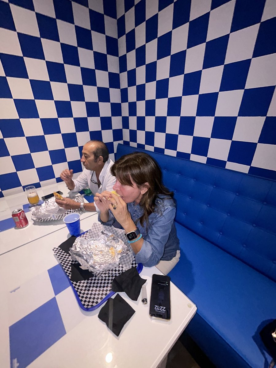 Un año más tarde, he montado SEVENTEEN COMPANY en Córdoba. Me vine aquí para estar más cerca de mi familia y hoy ellos han sido mis primeros y únicos clientes… 

El local a quedado brutal y la comida está impecable solo falta que la gente se entere.

Existe la Magia de X???