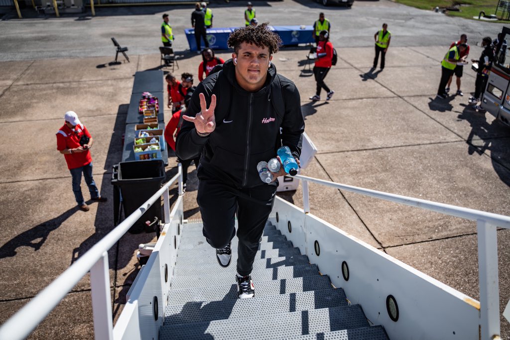UHCougarFB's tweet photo. Next stop: Fort Worth ✈️

#GoCoogs https://t.co/XvBMtpE3Kp