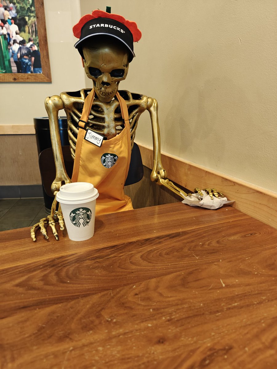 MichaelLeoBatty's tweet photo. Just another happy #Starbucks employee relaxing on their break #HolidaySpirit https://t.co/me974Ge2Bh