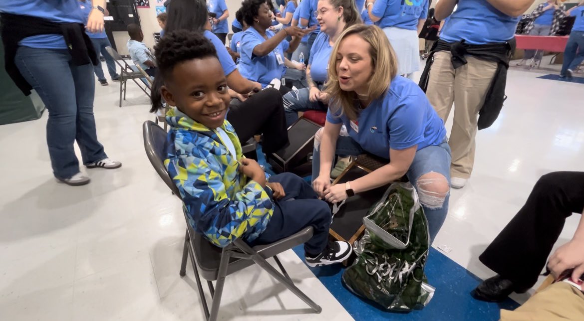 mcneelybrockman's tweet photo. MBPR clients @genescoinc and @soles4souls partnered together to fit and provide shoes to more than 200 students this morning 👟 Students were surprised with brand-new socks, sneakers and a snack before they hit the red carpet for photos. We are so proud! https://t.co/IXCLpLRexs