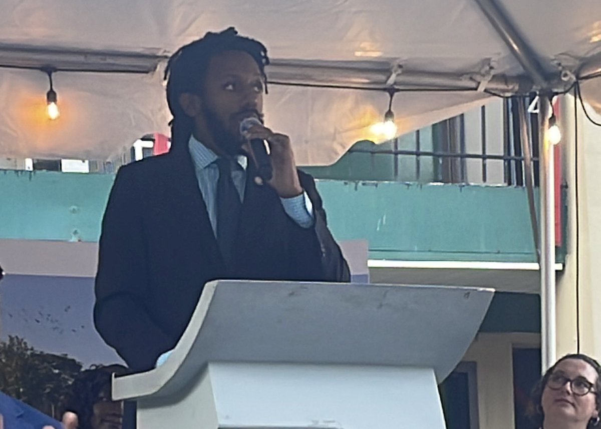 SenMikeSimmons's tweet photo. On Monday, I joined Mayor Johnson, Alderman Vasquez, and community partners in a groundbreaking ceremony for The Haven, a brand-new transitional housing and care residence being built at 5230 N. Lincoln Ave in Lincoln Square. This will be a home for… (1/2) https://t.co/T9JLu6RHP6