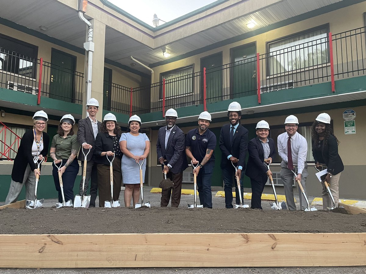 SenMikeSimmons's tweet photo. On Monday, I joined Mayor Johnson, Alderman Vasquez, and community partners in a groundbreaking ceremony for The Haven, a brand-new transitional housing and care residence being built at 5230 N. Lincoln Ave in Lincoln Square. This will be a home for… (1/2) https://t.co/T9JLu6RHP6