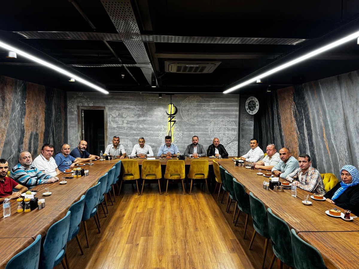 rustemtuysuz's tweet photo. Mahmutbey mahalle yönetimizile çay sohbetinde bir araya geldik.

@RTErdogan 
@erkankandemir 
@osmannnurika https://t.co/KLPzMDccC5