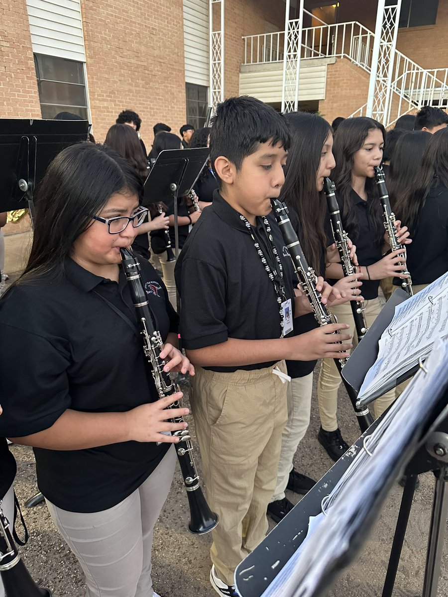 AustinMSBand's tweet photo. #saddleup #nationalwalktoschoolday #amspower #myirvingisd #igniteirvingisd @irvingisd @iisdfinearts @irvingschoolsfoundation @thecityofirving @FineArts_AMS @Austin_Broncos @JohnRGood https://t.co/6ZSzKaqRNL