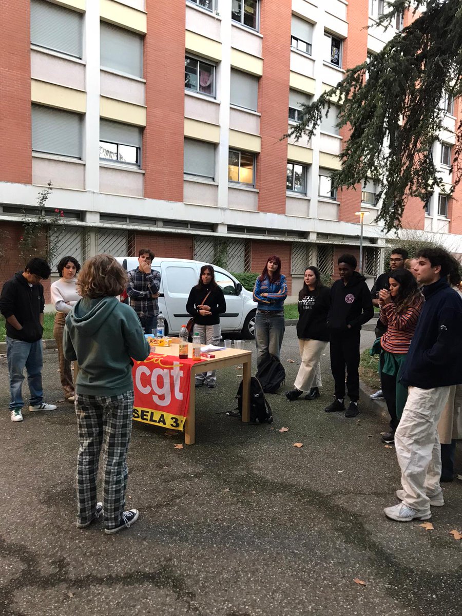 🔴 Goûter de résidence à Arsenal

👉 Nous avons organisé un gouter sur la résidence CROUS de l'Arsenal, afin de faire connaitre le syndicat, créer de la solidarité et présenter le comité de résidence que nous avons créé l'année dernière