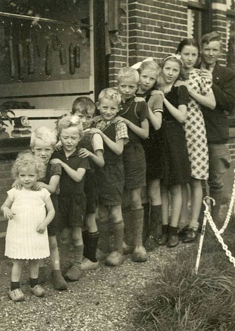 Para nacer tú necesitaste de…

2 Padres
4 Abuelos
8 Bisabuelos
16 Tatarabuelos
32 Trastatarabuelos
64 cuartos bisabuelos
128 quintos bisabuelos
256 Sexto bisabuelos
512 séptimos bisabuelos
1.024 octavos bisabuelos
2.048 noveno bisabuelos

Para que nazcas hoy de 12 generaciones