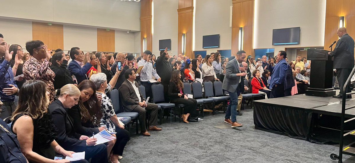 ConsulMexDal's tweet photo. Agradecemos la invitación a esta emotiva ceremonia de naturalización. La doble ciudadanía es un instrumento de integración y recuerda que la ciudadanía 🇲🇽 no se pierda al obtener la ciudadanía de 🇺🇸. https://t.co/UKVI6kGSYC