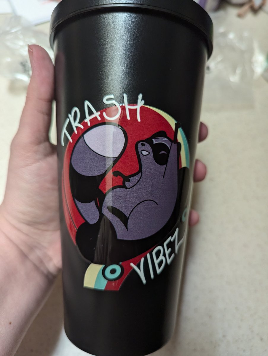 AvocadoCam_'s tweet photo. @YuuriVoice Loving the new merch drop and I'm glad I decided to get the black sippy. The printing is so glossy! 🤩 https://t.co/9vAJqVYlOV