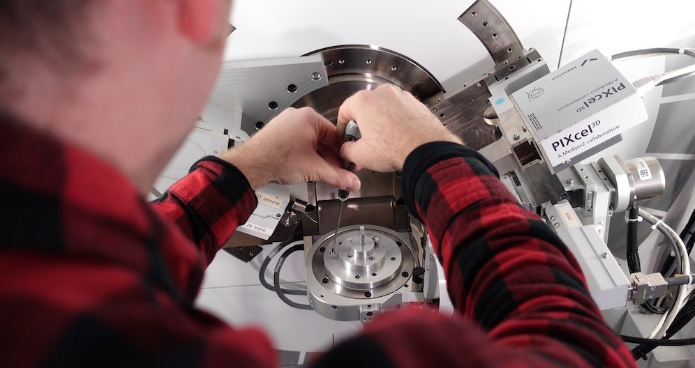 REPPR_'s tweet image. Another great #videoshoot at @cu_mat today, capturing all the details! #corporatevideo #sciencelab #videography #Cambridge #metallurgy @SonyUK #ZV1 @GoPro @neewerofficial