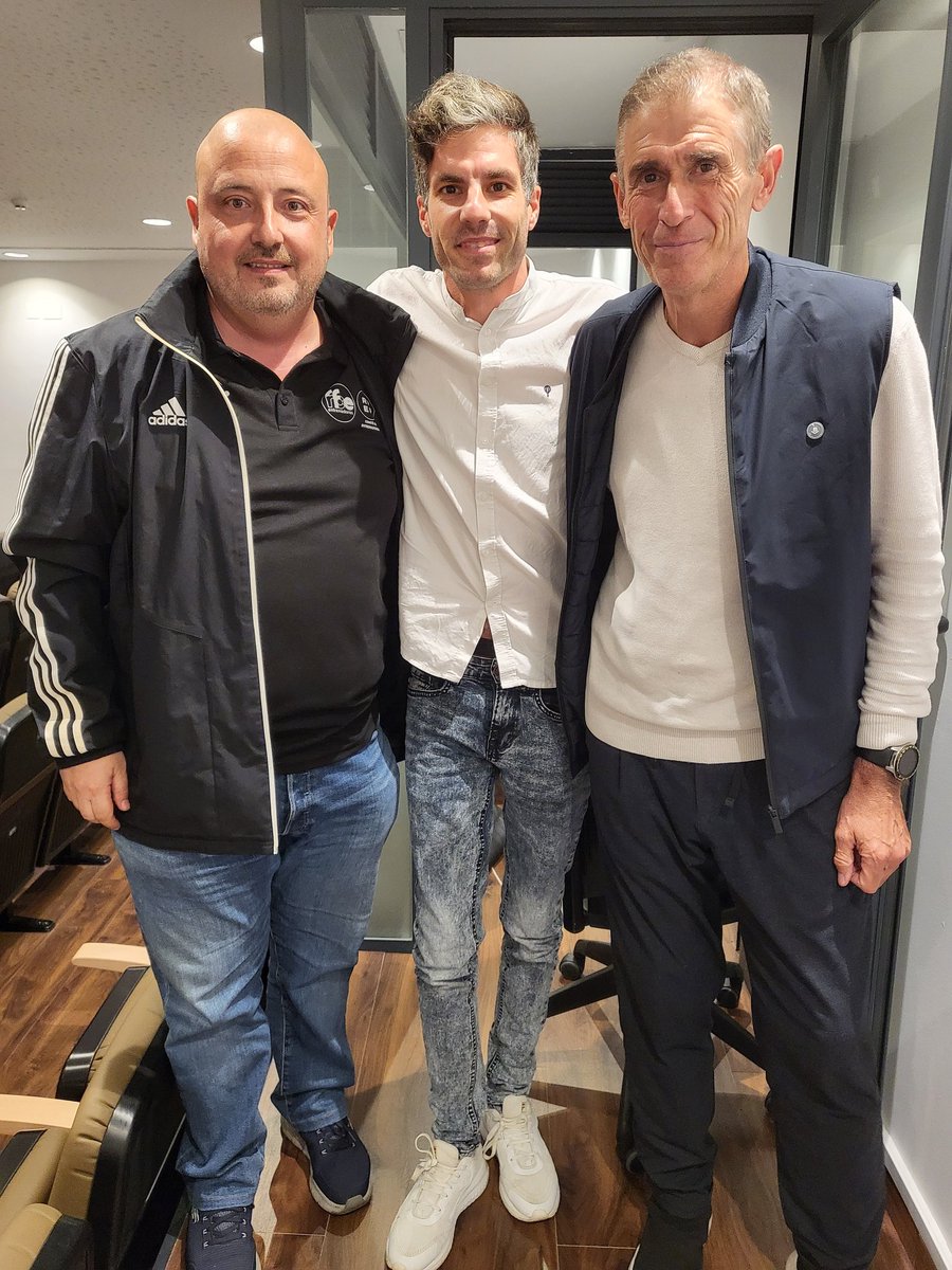 Dos grandes amigos <a href="/ichaves1978/">Ivan Chaves (ICH)</a> y <a href="/serranonino/">miguel angel serrano</a> que me ha dado la vida y el fútbol abrazo de gol. ⚽️