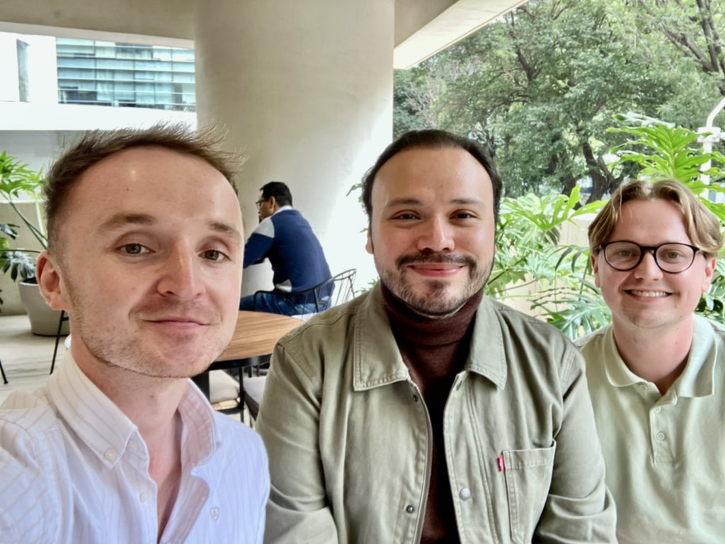 calum_hull's tweet photo. Nice to finally meet you @ArturoMendozaSI 🇲🇽 🇬🇧 🧑‍🎓! https://t.co/RJz0geezOG
