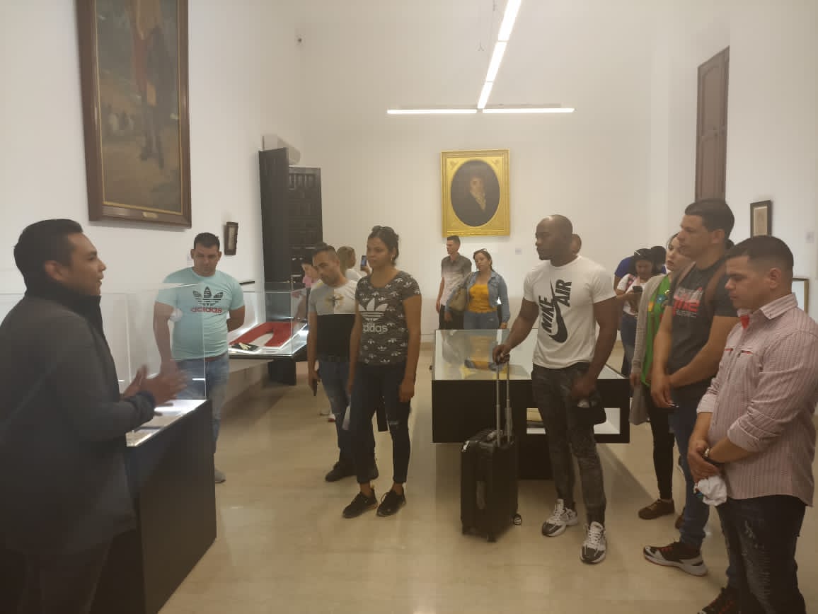 cubacooperaven's tweet photo. Visita al Casco histórico de Caracas por la delegación como parte de las actividades desarrolladas en saludo al  Activo Juvenil Estadual en el estado  Distrito Capital acompañados por la Activista Juvenil Dra. Lilianne Marti. #CubaPorLaVida #TumbaElBloqueo https://t.co/gVKaG8gz3V