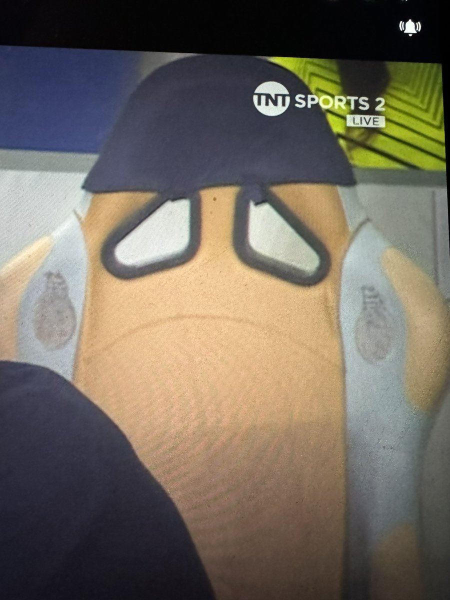 The Porto bench has the same expression as me watching this.
