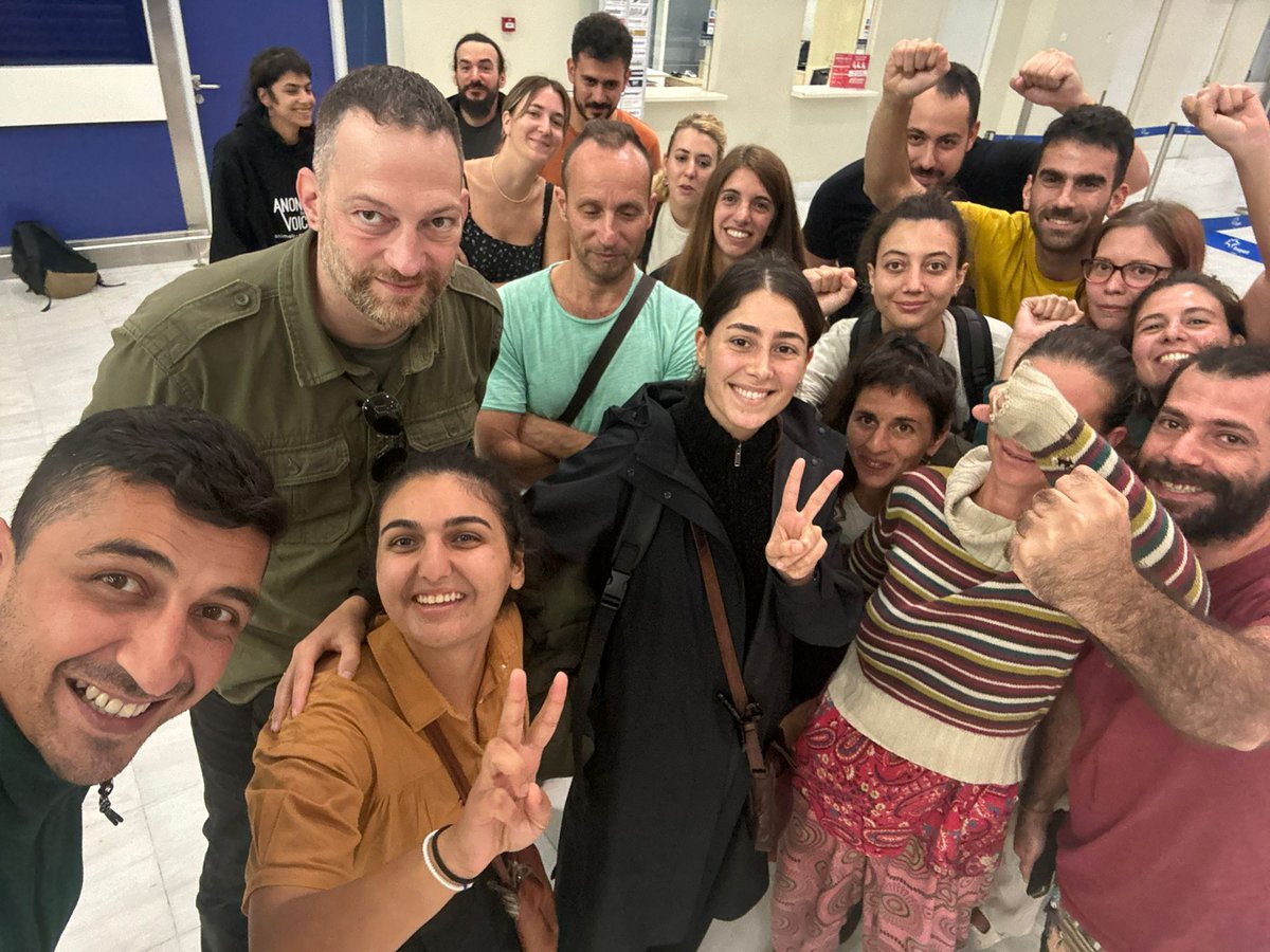 Emekçilerimiz Umut ve Sena 5 saat süren gözaltının ardından gerekçesiz sınırdışı edildi.
 
Gerekçeyi biliyoruz;
Anti emperyalist anti faşist olmak. Halk için sanat yapmak. İşbirliğiniz bizi susturamaz! Grup Yorum ülkelere sığmaz

Festival komitesi emekçilerimizi yalnız bırakmadı.