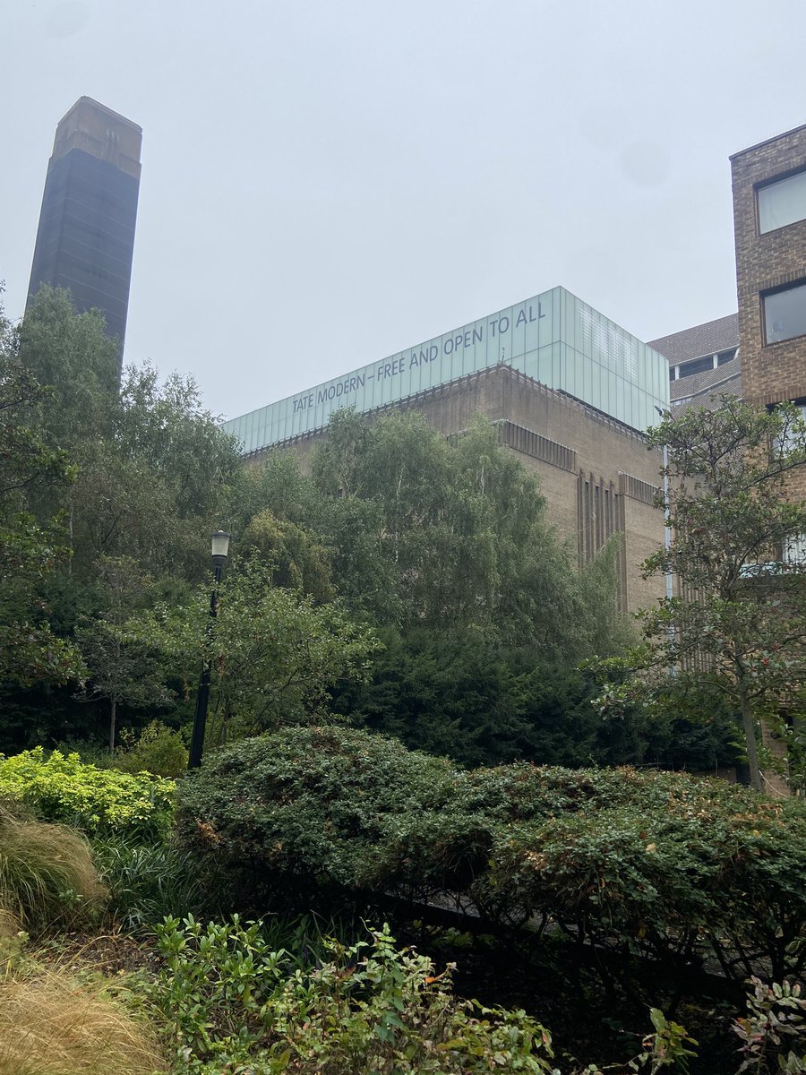 will_thompson_k's tweet photo. london:

→ pub culture vibrant
→ Michelin starred meals < £100 pp
→ Apple Pay accepted _everywhere_
→ free museums 
→ green city (Hamstead Heath)
→ less dense than nyc
→ 2-3 hours from all major European destinations
→ heated towel racks
→ c word used liberally https://t.co/z32Xq3CQ7L