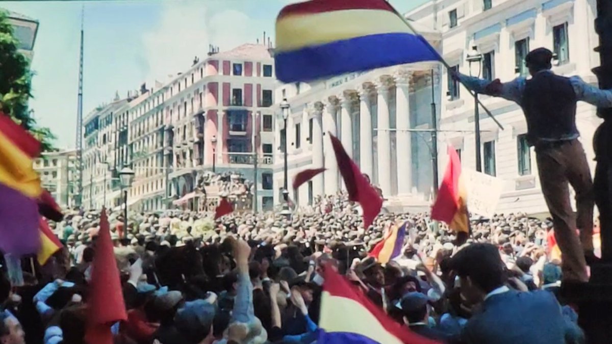 Recreación de la Proclamación de la II República en España dentro de la película #LaVirgenRoja utilizando la famosa fotografía por todos conocida.