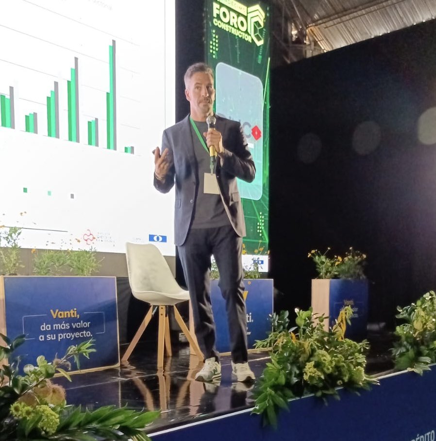 Pablo Muñoz, arquitecto especialista en sostenibilidad y CEO de Espacios Evalore, en el #ForoConstructor2024 dando a conocer las herramientas para introducir la sostenibilidad en los proyectos de una manera rentable.