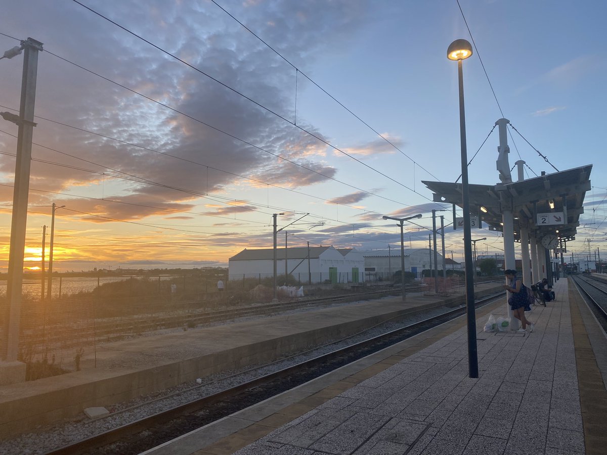 Jay_Tee71's tweet photo. Oooh long time no canopy… #youLoveRailway and you can have a bonus sunset with this beauty! Oh…and a clock with a lollipop! @railnigel @GarethDennis https://t.co/Hu1nAgZHej