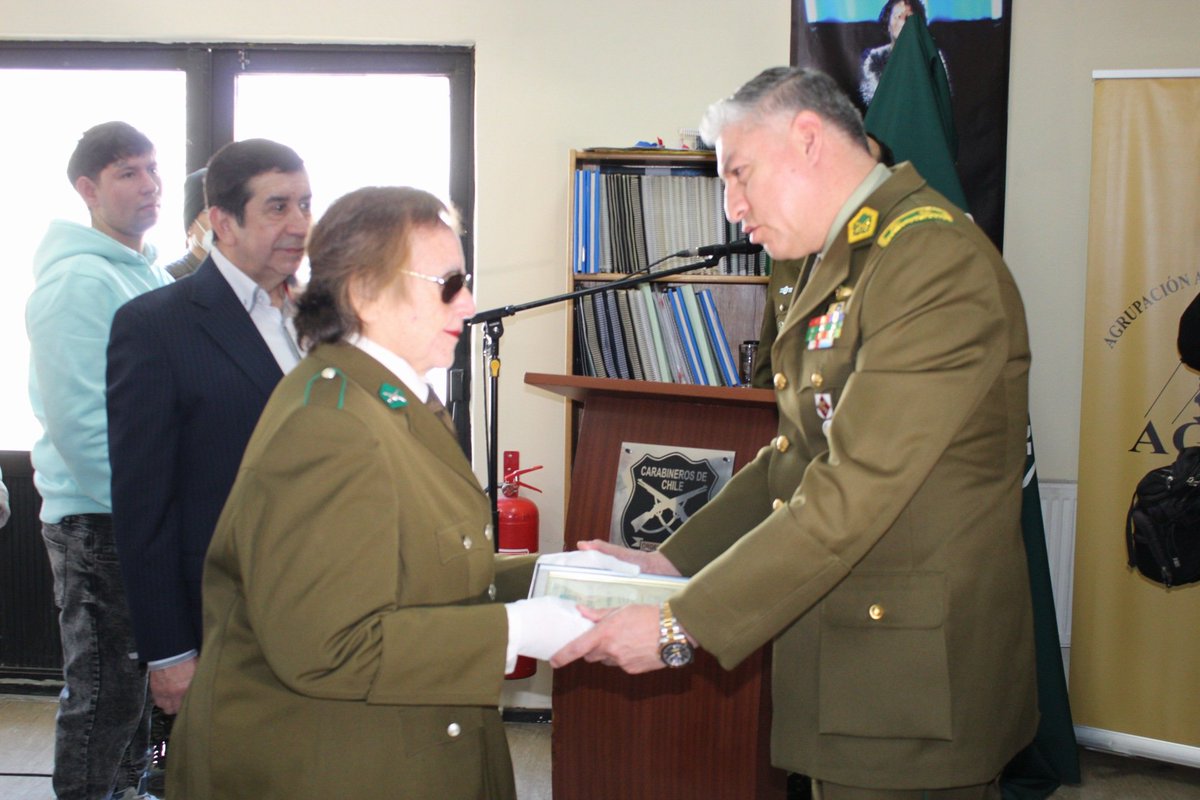 CarabMagallanes's tweet photo. Una especial ceremonia se realizó esta tarde en #PuntaArenas se trató de la investidura de una nuevo @Carabdechile honorario, Diana Bórquez Urra, socia fundadora de la Agrupación de Ciegos #Agaci, con quien la sección @CarabDDHHyFam ha trabajado estrechamente 
#CarabinerosDeTodos https://t.co/4lpSHi2w9M
