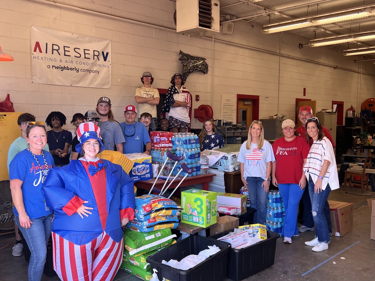 TCSchools_'s tweet photo. Big shout out to ⁦BHS, MHS, and CHS Ag for gathering supplies to send to East TN hurricane relief. These are some awesome kids y’all!! 😎 #endlesspossibilities https://t.co/Jo5cf8mUGJ