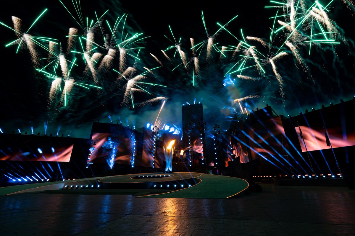 TheSaudiGames's tweet photo. بعد مسيرة كلّهـا إلهـام؛ مـن أوّل المملكـة لأقصاهـا 🇸🇦🔥

تعـود الشعلـة اليـوم برفقـة الأبطال؛ شامخـةً، ساطعـةً في سماء الريـاض لتعلـن انطلاقـة #دورة_الألعاب_السعودية 2024! 🎇

#بيننا_أبطال 

After a journey filled with inspiration, from one end of the Kingdom to the other 🇸🇦🔥 

The torch returns today alongside the champions; proud and bright in the skies of Riyadh to announce the launch of the #SaudiGames 2024 🎇

#ChampionsAmongstUs
