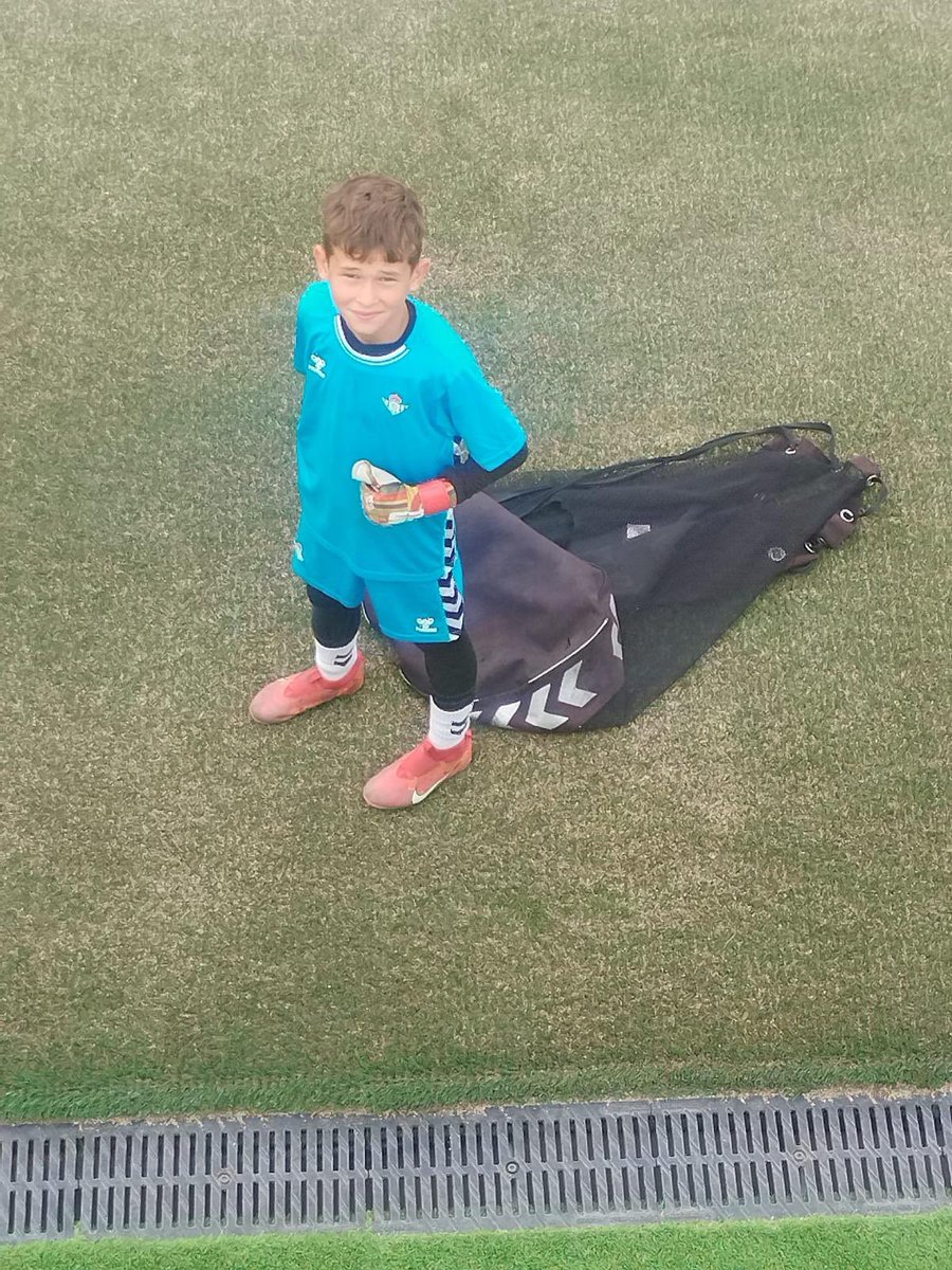 Hoy es un día especial para uno de nuestros porteros. 
El gran Lucas hoy ha sido convocado con el Real Betis para hacer unas pruebas. 

Todo lo mejor para LUCAS y vamos a seguir trabajando para que todos nuestros porteros cumplan sus sueños.