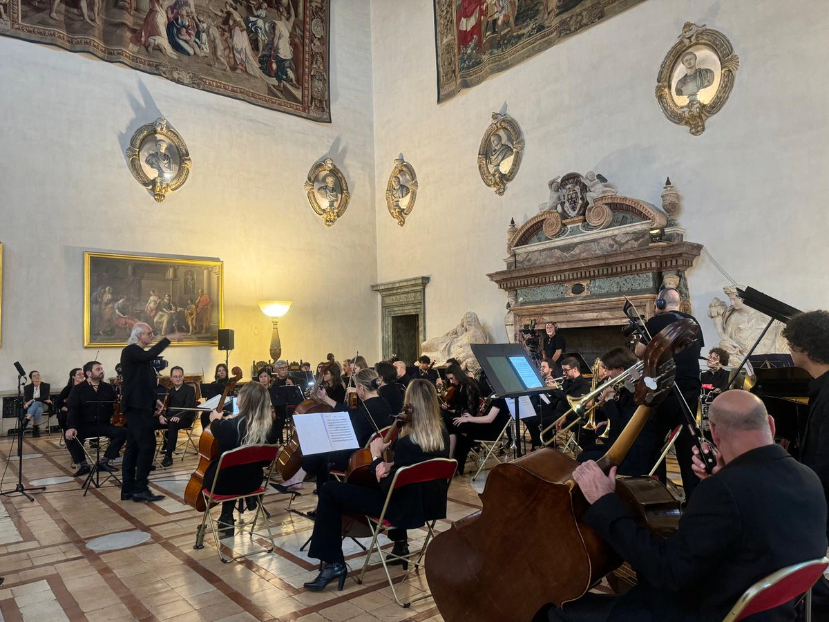 FranceenItalie's tweet photo. Un piacere aver ospitato la formazione congiunta dei giovani diplomatici francesi e italiani, sul tema della leadership, organizzata dalla #Farnesina al Palazzo Farnese nello spirito del #TrattatodelQuirinale e in maestà con non meno di un direttore d'orchestra e 50 musicisti! https://t.co/MxiwEz6Z9L