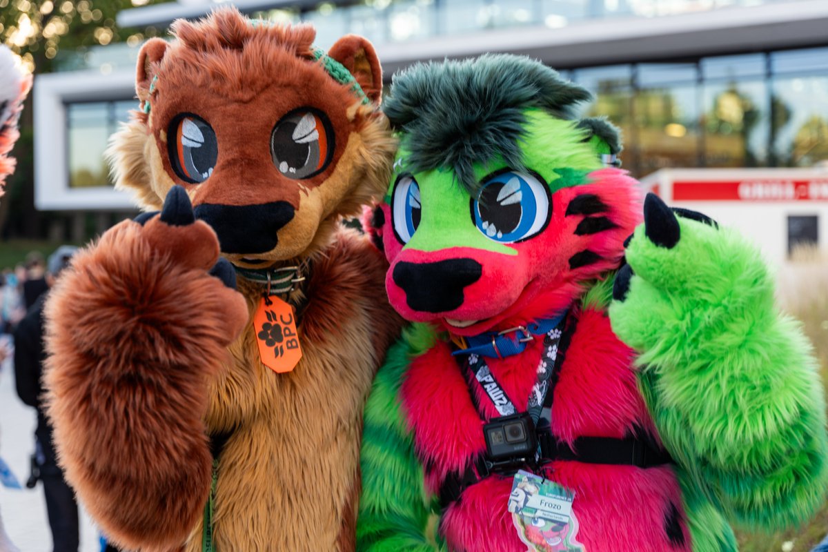 It's just how <a href="/FrozoOtter/">FrozoOtter 🍉🦦 • 🔜BFD, EF</a> and i show love~ ;3 
🍉🦦
🍪🦦

📸<a href="/Marcel_Sigl/">Marcel</a> &lt;3

#FursuitFriday #EF28 #eurofurence28