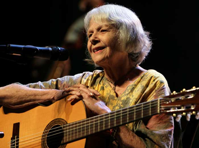 La partida de Marta Valdés, guitarrista, compositora e intérprete, constituye una sensible pérdida para la cultura cubana. Su obra trasciende por la capacidad de conectar con los sentimientos más íntimos del público. Llegue a sus familiares y amigos las más sentidas condolencias.