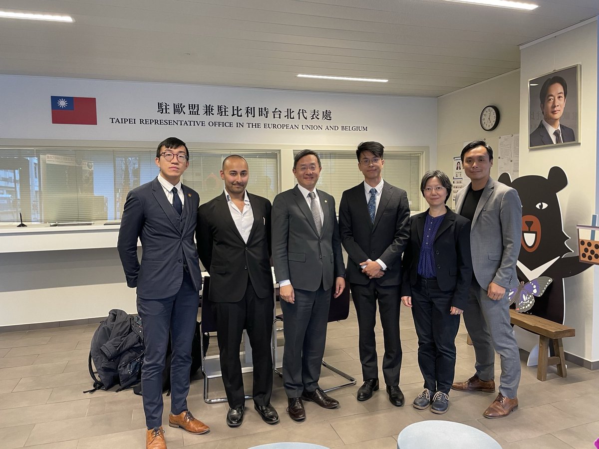 The European Hong Kong Diaspora Alliance (歐港盟) (@ehkdalliance) on Twitter photo From Taiwan with love 🇹🇼 💕 Met Roy Lee, Representative to  <a href="/TaiwanEU/">Taiwan in the EU and Belgium</a> for a touch-base discussion what HKers & Taiwanese can do together to keep our voices heard in Europe. Thank you, Mr. Lee, for showing us the European way! From Taiwan with love 🇹🇼 💕 Met Roy Lee, Representative to  <a href="/TaiwanEU/">Taiwan in the EU and Belgium</a> for a touch-base discussion what HKers & Taiwanese can do together to keep our voices heard in Europe. Thank you, Mr. Lee, for showing us the European way!