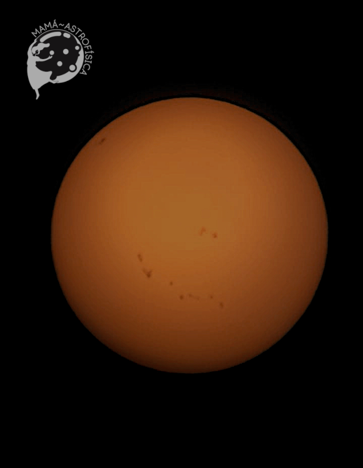 MamaAstrofisica's tweet image. Ayer fue el día del #EclipseSolarAnular. Mientras en México casi no se pudo observar, las nubes me dejaron tomarle unas fotos al Sol.

Lo impresionante son las machas, mañana les platico de estas. ¿Les gustaron las imagenes? ¿Ustedes vieron el eclipse?

#sol #mamaastrofisica