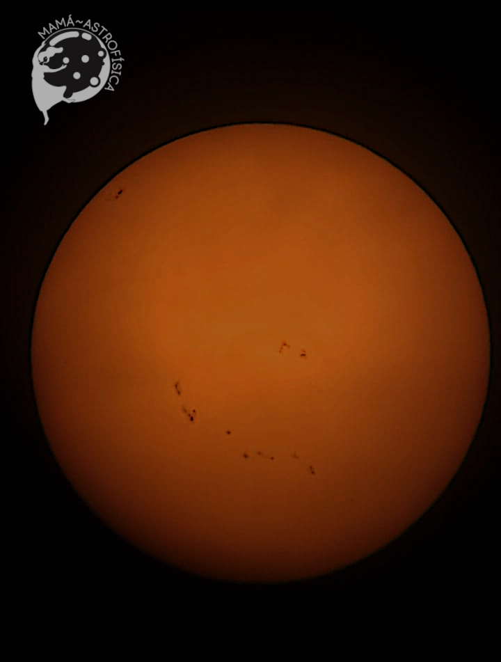 MamaAstrofisica's tweet image. Ayer fue el día del #EclipseSolarAnular. Mientras en México casi no se pudo observar, las nubes me dejaron tomarle unas fotos al Sol.

Lo impresionante son las machas, mañana les platico de estas. ¿Les gustaron las imagenes? ¿Ustedes vieron el eclipse?

#sol #mamaastrofisica