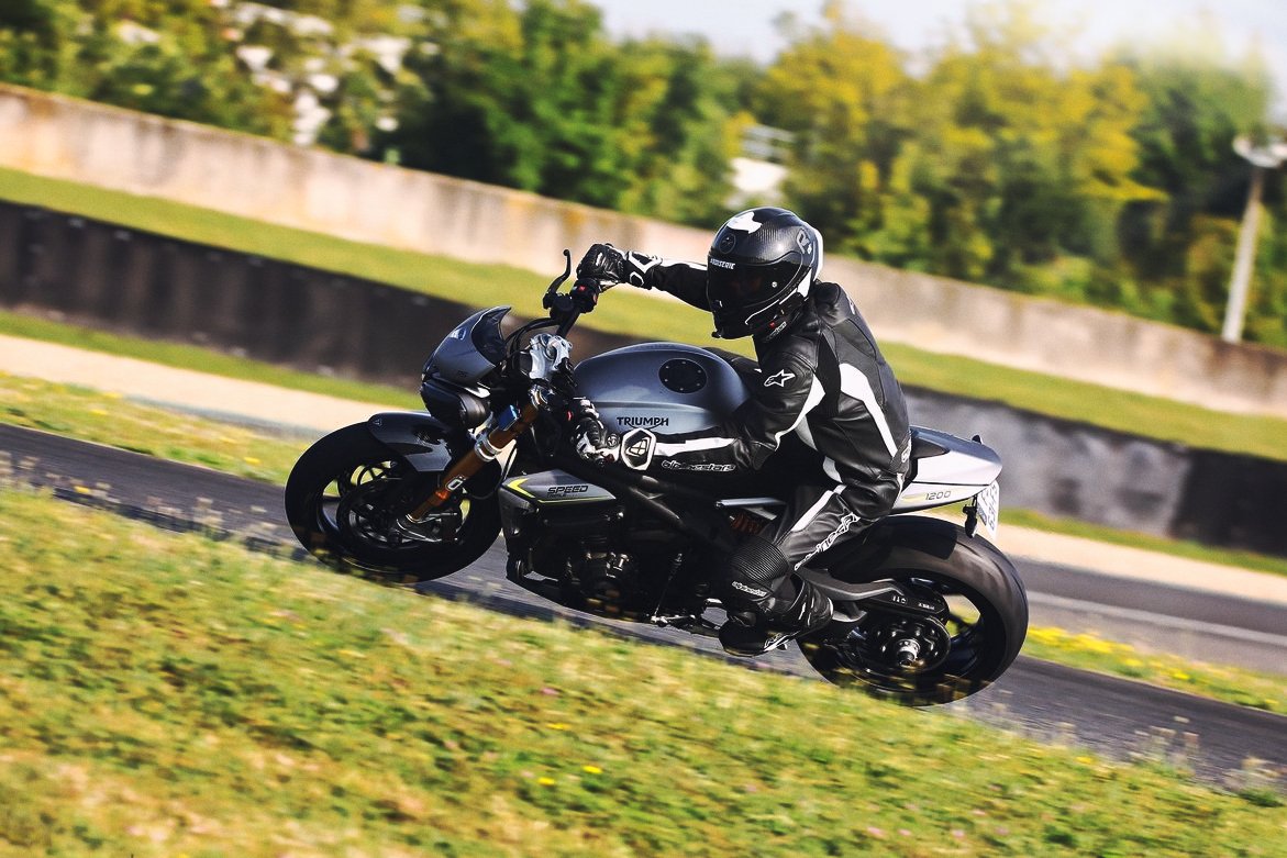 JustZlP's tweet photo. Zoomin' through curves using @Bridgestone S23R. #Triumph #SpeedTriple1200RS #SpeedTriple #TriumphMotorcycle #S23 #S23R #Bridgestone @OfficialTriumph @UKTriumph https://t.co/Vx7nE1skLl