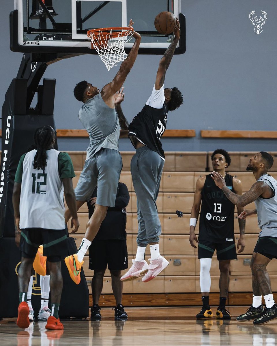 overtime's tweet photo. I always respect Giannis jumping but 😳 (via @Bucks) https://t.co/FMzeNBlupj