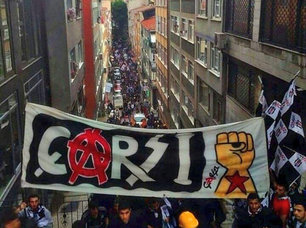 GELDİKLERİNDE TRİBÜN ADINA VERİLEN SÖZLERE RAĞMEN TRİBÜNCÜLERİ DIŞARDA BIRAKAN ZİHNİYET, TEK VASFI KENDİ TOPÇULARINI ISLIKLAMAK VE MAÇ İZLEMEK OLAN AVM MÜŞTERİLERİNİ LAYIKTIR! 

AKLINIZI BAŞINIZA ALIN! #çArşı