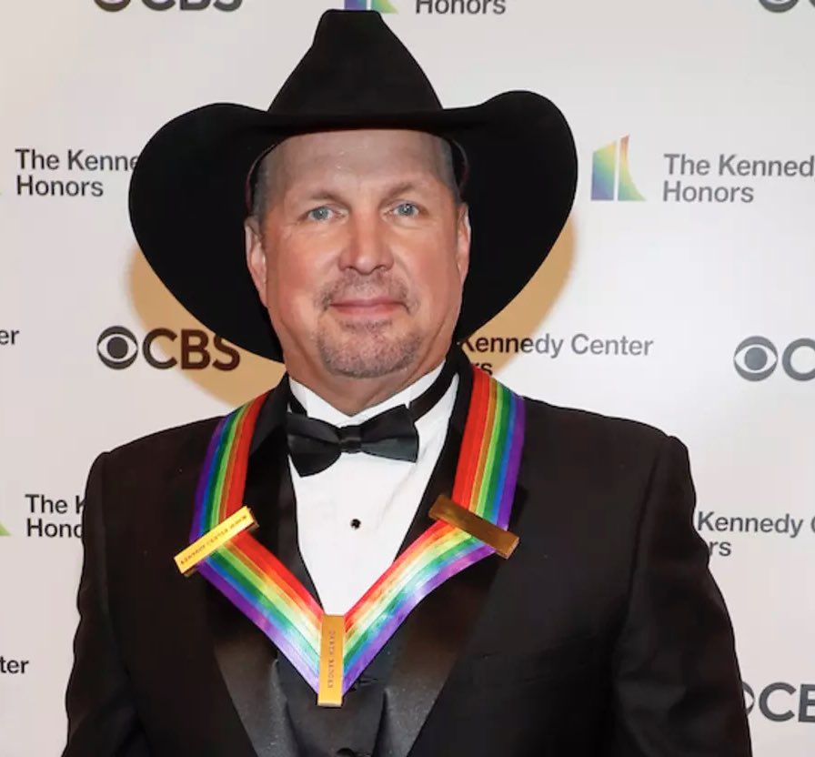 dom_lucre's tweet image. 🔥🚨BREAKING: Grammy winning country singer Garth Brooks has been accused of sexual assault and battery in lawsuit from hair-and-makeup artist who worked for him - CNN