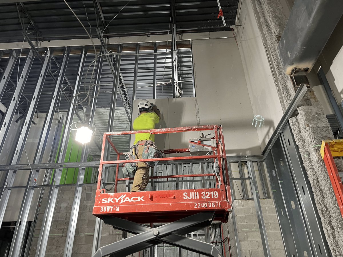 MidAmCarpenters's tweet image. Our members are putting up metal studs and dry wall at a new medical facility located in #Local13's area on Chicago's north side. Our members are trained in ICRA to make sure that healthcare facilities are clean, safe, and contaminant-free.
#MidAmCarpenters #UnionProud