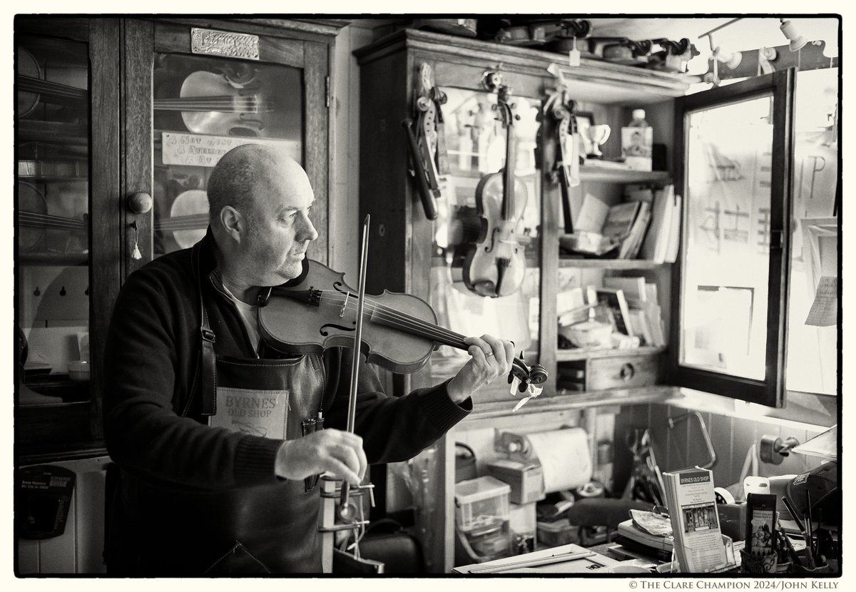 jkphoto68's tweet photo. Musician, Artist, Tour Guide and Author Brendan Lynch plays a tune on his violin at Ennistymon. #ennistymon #capturinghistory #blackandwhitephotography #leicam10 Shot for @ClareChampion https://t.co/qnLRUN42Pc
