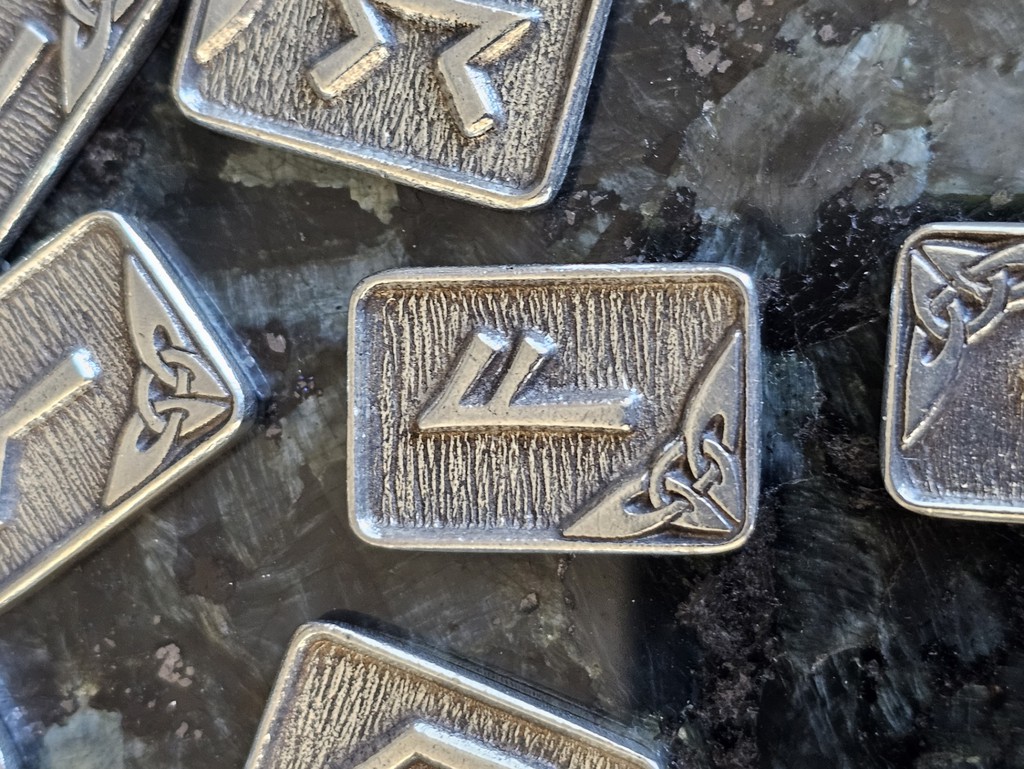 Many artists, musicians and creative people wear Ansuz as a pendant to help them remain open to inspiration.

Read more 👉 lttr.ai/AXj5C

#elderthuthark #Norse #norserunes #RunePoemsAnsuz #RunePoems #VikingRunes #DeepInside #CreativeWorks #CelticInspirationBlog