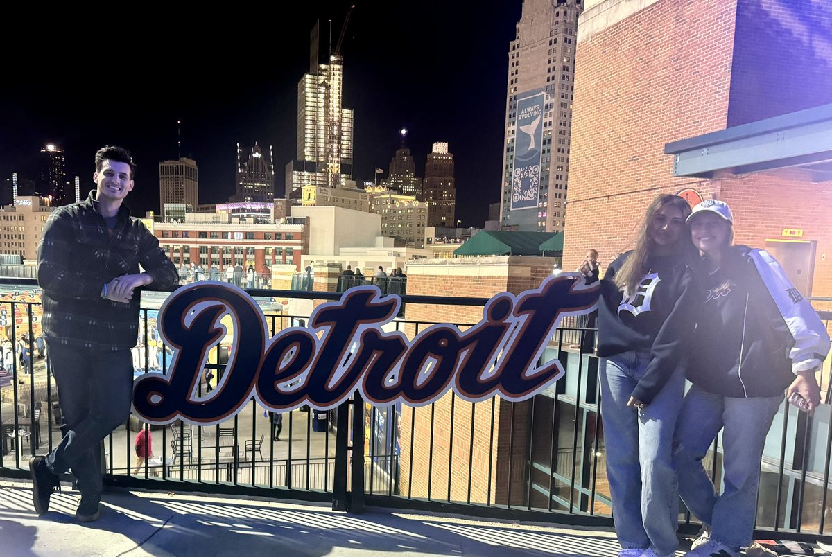 DonnPalms's tweet photo. We celebrated triple promotions at last Friday’s game! Sayma, Jesi, and Avery were all promoted to Sales Trainer roles!!!
🎉
.
.
.
 #DonnPalms #MichiganBusiness #Sales #B2BSales #Promotions https://t.co/D5rvyHRFnU