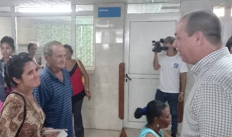 japortalmiranda's tweet photo. 🇨🇺 Al recorrer instituciones de #Salud en el municipio especial Isla de la Juventud este jueves, compartimos con trabajadores, pacientes y familiares.

Como en toda #Cuba, aquí se labora con entrega para encontrar alternativas que permitan mantener los servicios a la población. https://t.co/NLbvaVpZyp