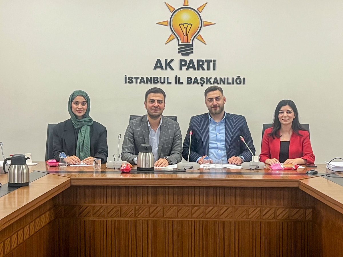 akgenctanitim's tweet photo. Gençlik Kolları MKYK Üyemiz @ensonranuh’ın katılımıyla, Gençlik Kolları İl Başkan Yardımcımız,  Birim Başkanımız @emrhmct’in riyasetinde; İlçe Tanıtım ve Medya Başkanları Toplantımızı gerçekleştirdik.

Gençlik enerjisiyle; durmak yok, yola devam! 🇹🇷 https://t.co/TONrhdCtpe