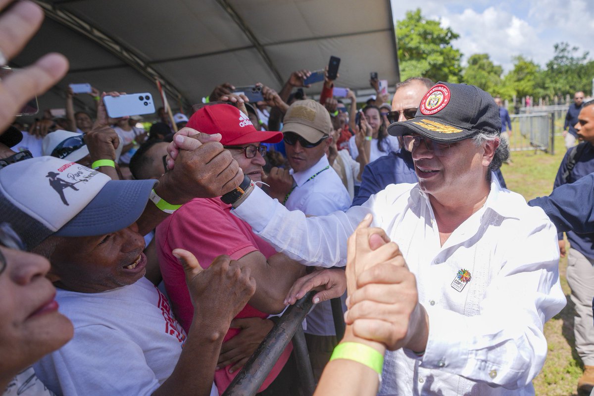 Presidencia Colombia 🇨🇴 (@infopresidencia) on Twitter photo En San Sebastián, Magdalena, el Presidente <a href="/petrogustavo/">Gustavo Petro</a> entregó 3.280 hectáreas de tierras a familias de productores campesinos.
Durante el acto el Mandatario expresó que la Reforma Agraria en Colombia no se detendrá, ya que otorgar tierras es construir paz en el territorio. En San Sebastián, Magdalena, el Presidente <a href="/petrogustavo/">Gustavo Petro</a> entregó 3.280 hectáreas de tierras a familias de productores campesinos.
Durante el acto el Mandatario expresó que la Reforma Agraria en Colombia no se detendrá, ya que otorgar tierras es construir paz en el territorio.