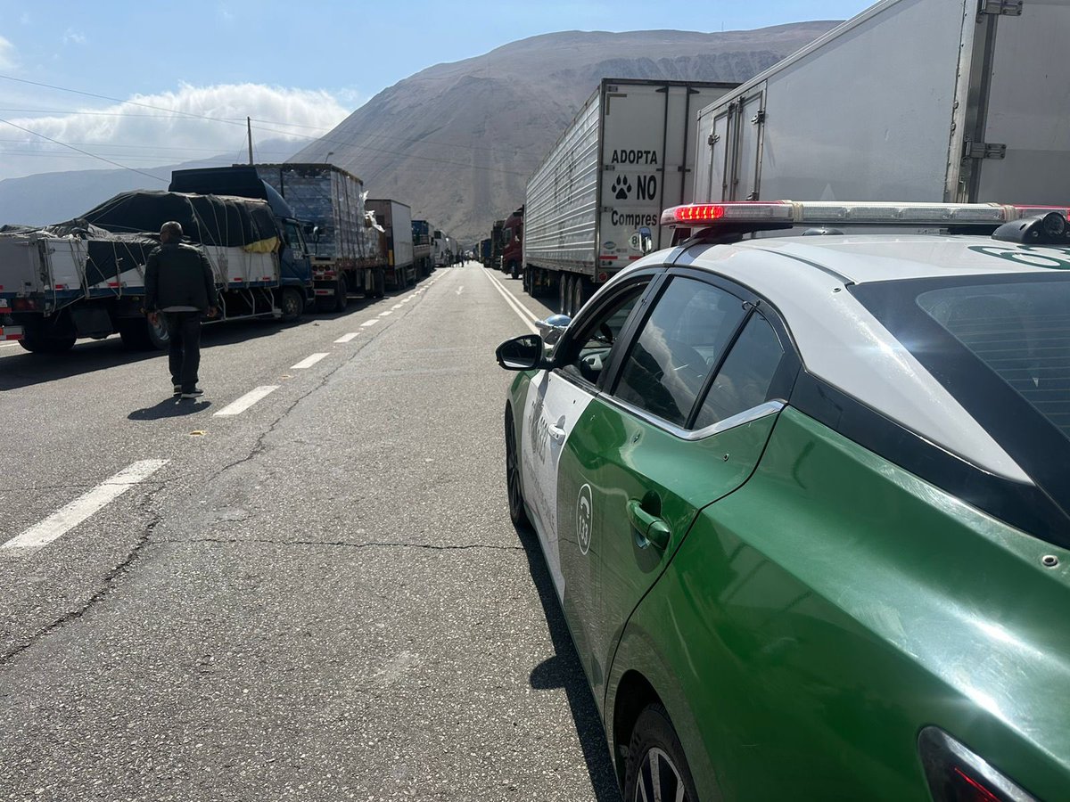 Carabineros de la Subcomisaria Huara, prestan cooperación y resguardo de la seguridad de los conductores que se encuentran en el corte de la ruta en el sector de Camarones.
#carabinerosdetodos