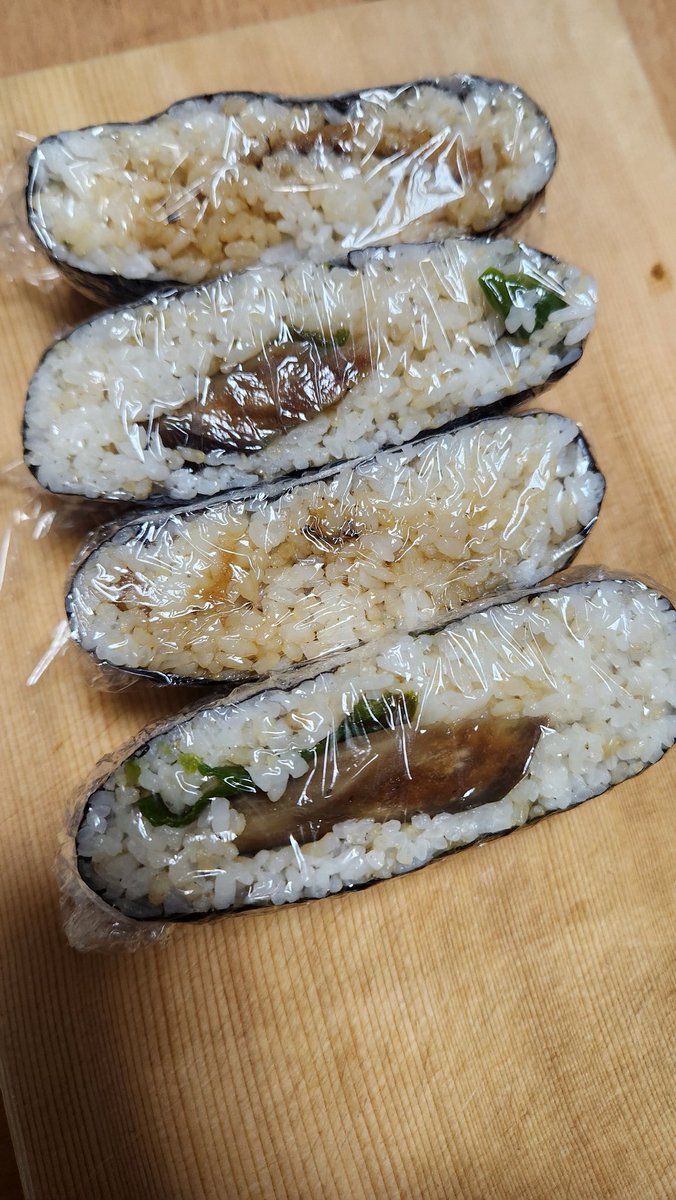 akinauyama's tweet photo. 本日の旦那のランチ

#おにぎらず
#穴子
#茶色 https://t.co/coEWrsD8uE