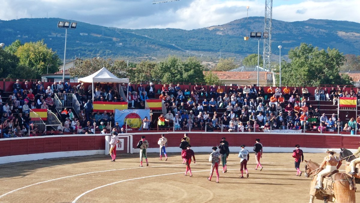 estevezpepe's tweet photo. 🏟️ #Guadarrama 2/3 de entrada
🐂 #ElEstoque (1°,2° y 6°) y #Retamar (3°, 4° y 5°) el tercero muy bravo de nombre Perdigón n°42 indultado.
⚔️ #CristianoTorres Silencio y Oreja
⚔️ @Brunoaloi_ Vuelta al ruedo y Oreja
⚔️ #KevinAlcolado Dos Orejas simbólicas y Ovación https://t.co/1F2uzbQcGE