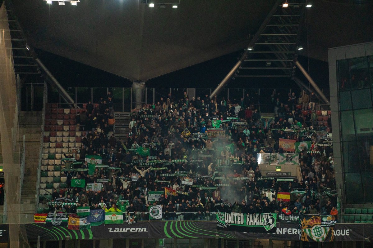 RealBetis's tweet photo. 🥲💚👏

Gracias por acompañarnos siempre.

Buen viaje de vuelta a los desplazados. https://t.co/TtpW5Sir6F