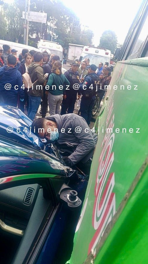 c4jimenez's tweet photo. SIGUE DETENIDO por ARROLLAR, PRENSAR y MATAR ASÍ a LA RATA
Aunq ayer se dijo q fue una mujer quien prensó al tipo, en @FiscaliaCDMX permanece detenido un hombre de 29 años.
Est�� acusado de homicidio culposo por tránsito vehicular.
Aún espera a q lo liberen.

Detalles #C4EnAlerta https://t.co/KBBWG022gn